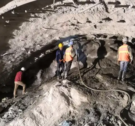 井陉隧道拱顶带模注浆料，微膨胀注浆料的特点及施工工艺